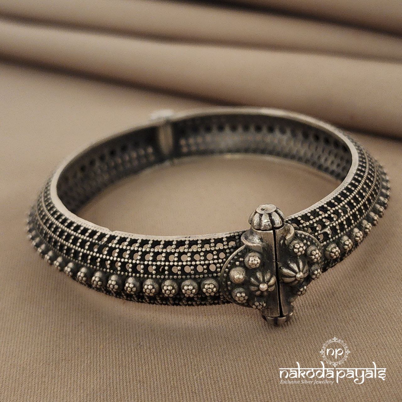 Beautiful Oxidised Openable Screw Kada (K4438)