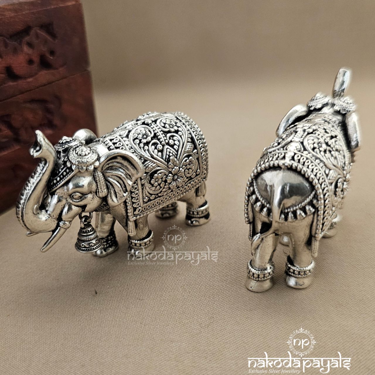 Elephant with Bell Pair (Aa0935)