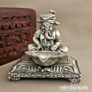 Ganesha with deepam (Aa1052)