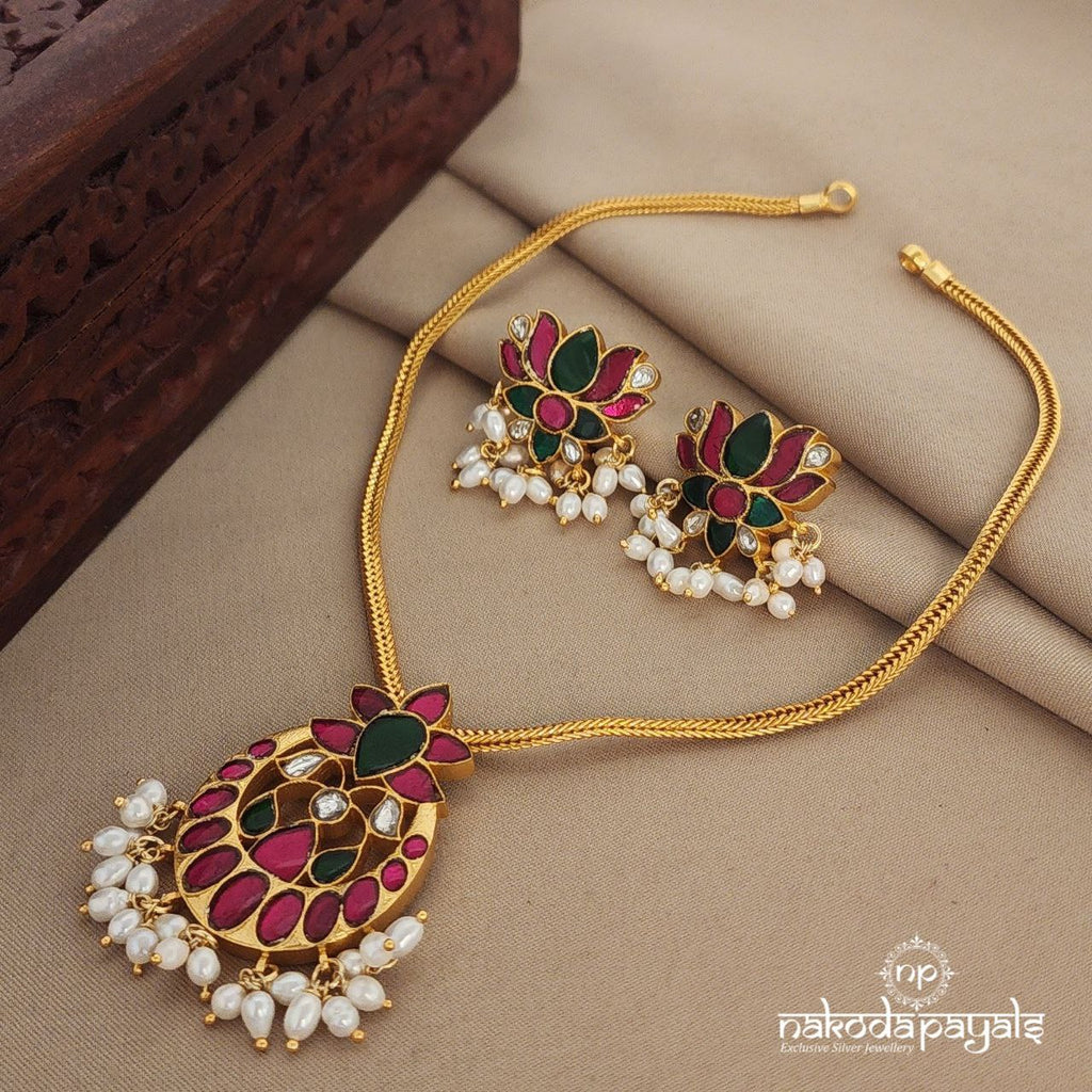 Lotus Kundan Short Neckpiece with Earrings (Gn1156)