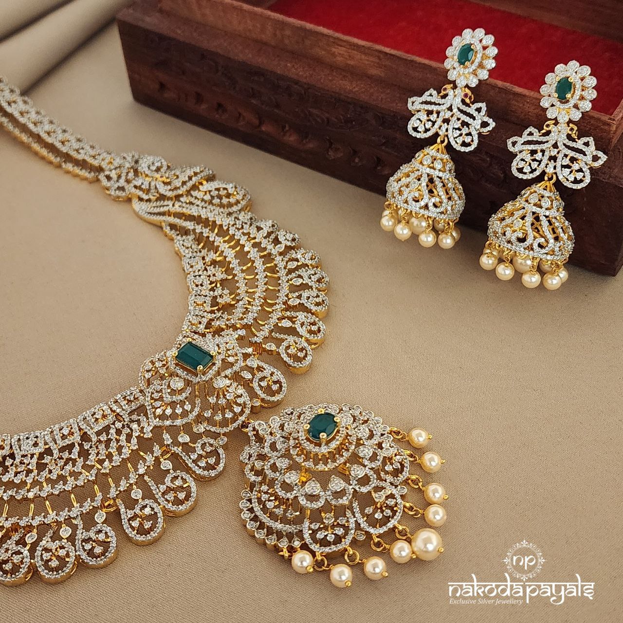 Greeny Shimmering Long Neckpiece with Earrings (Gn1272)