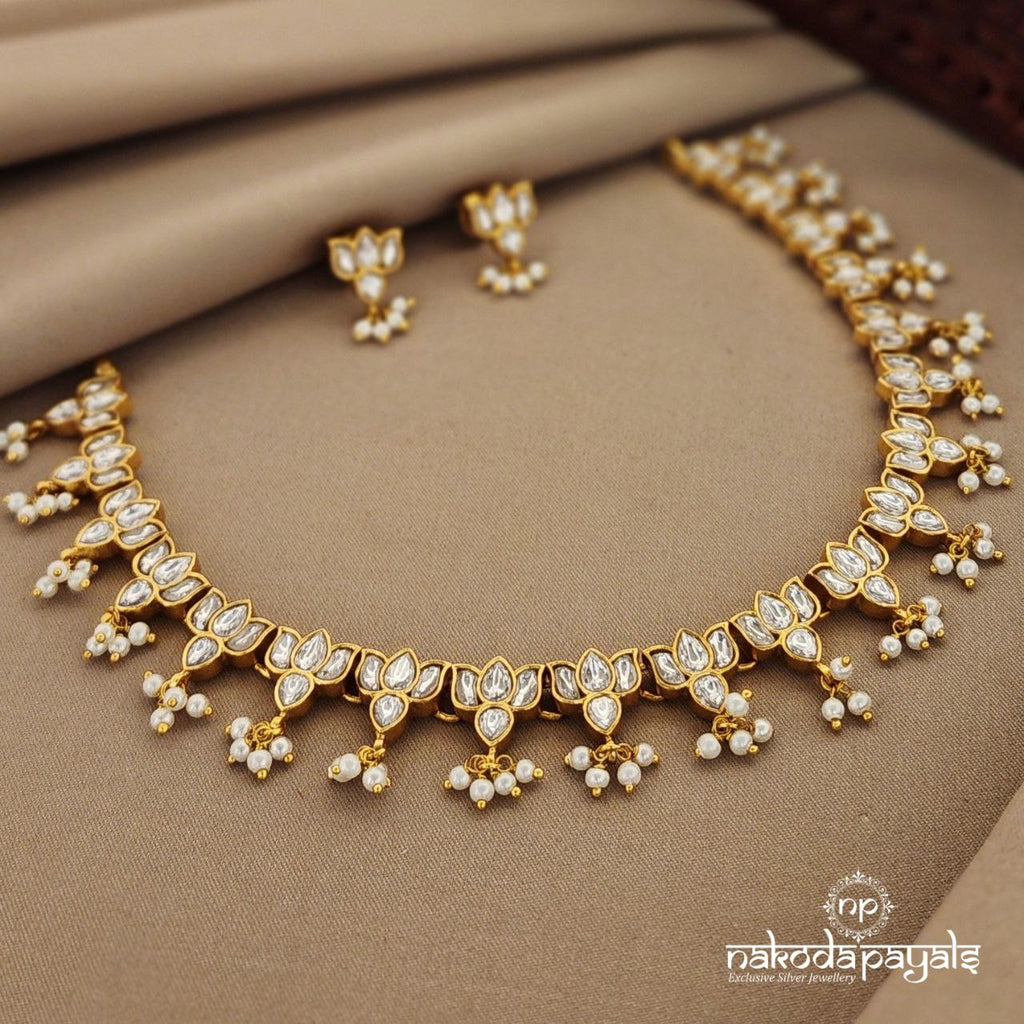 White Kundan Lotus Short Neckpiece with Earring (Gn7000)