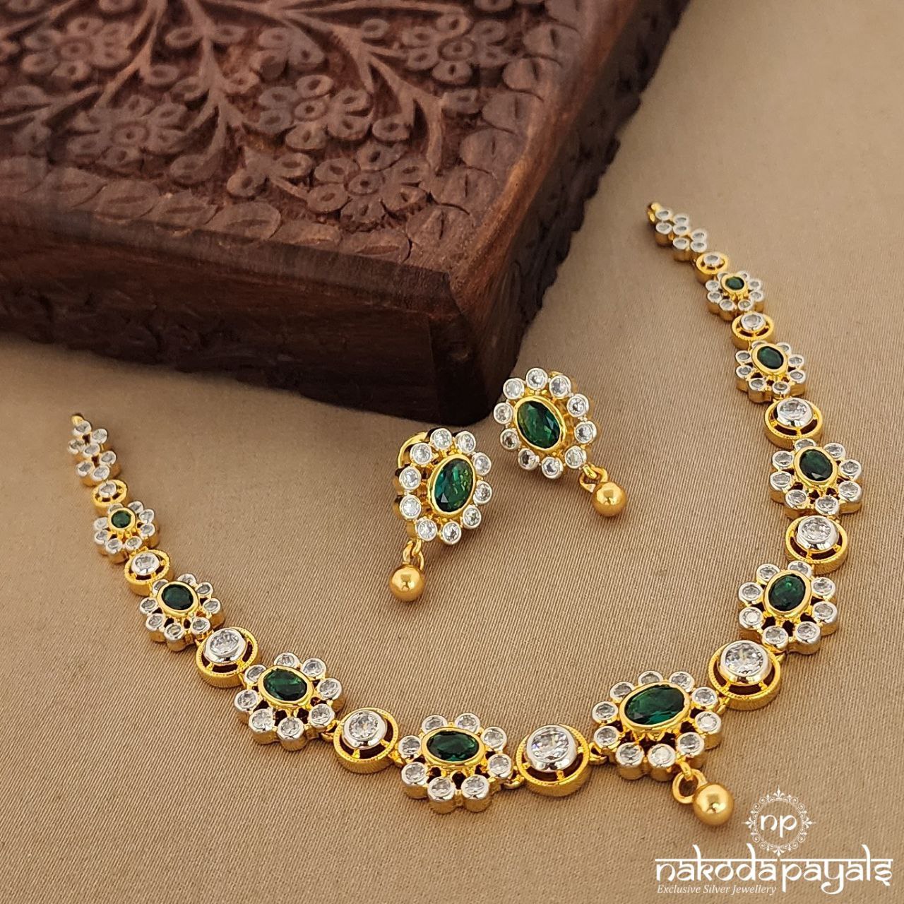 Green Floral Short Neckpiece with Earrings (Gn7349)