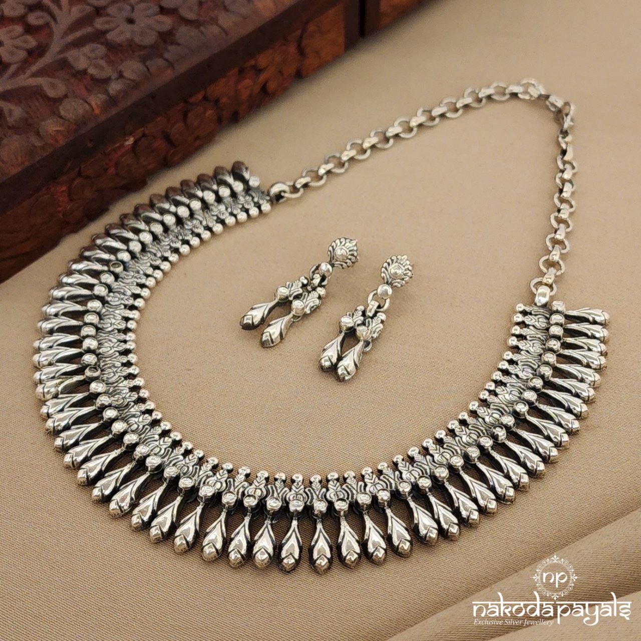 Short Kundan Studded Tribal Neckpiece With Earrings (N9759)