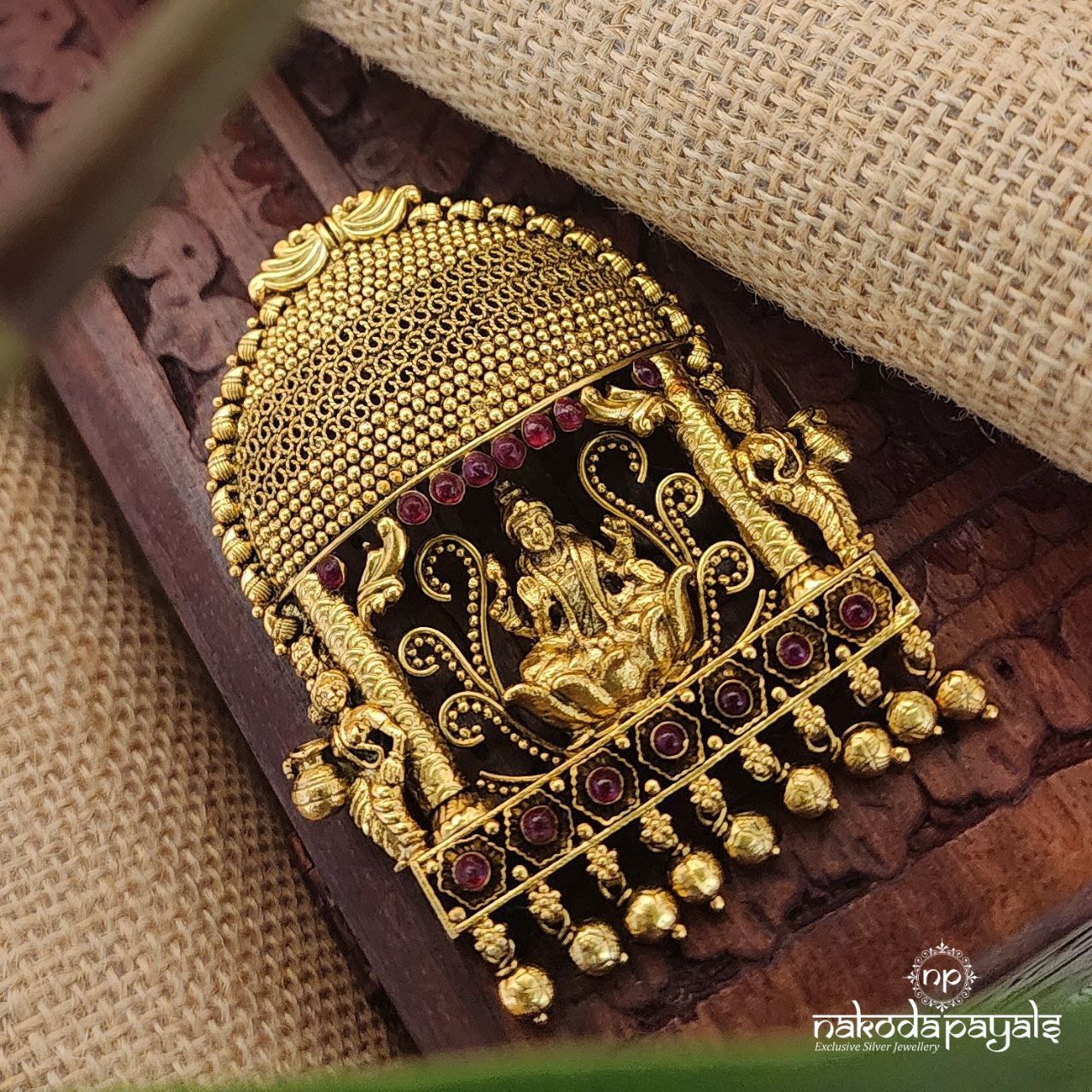 Carved Maha Lakshmi Pendant (Gp1774)