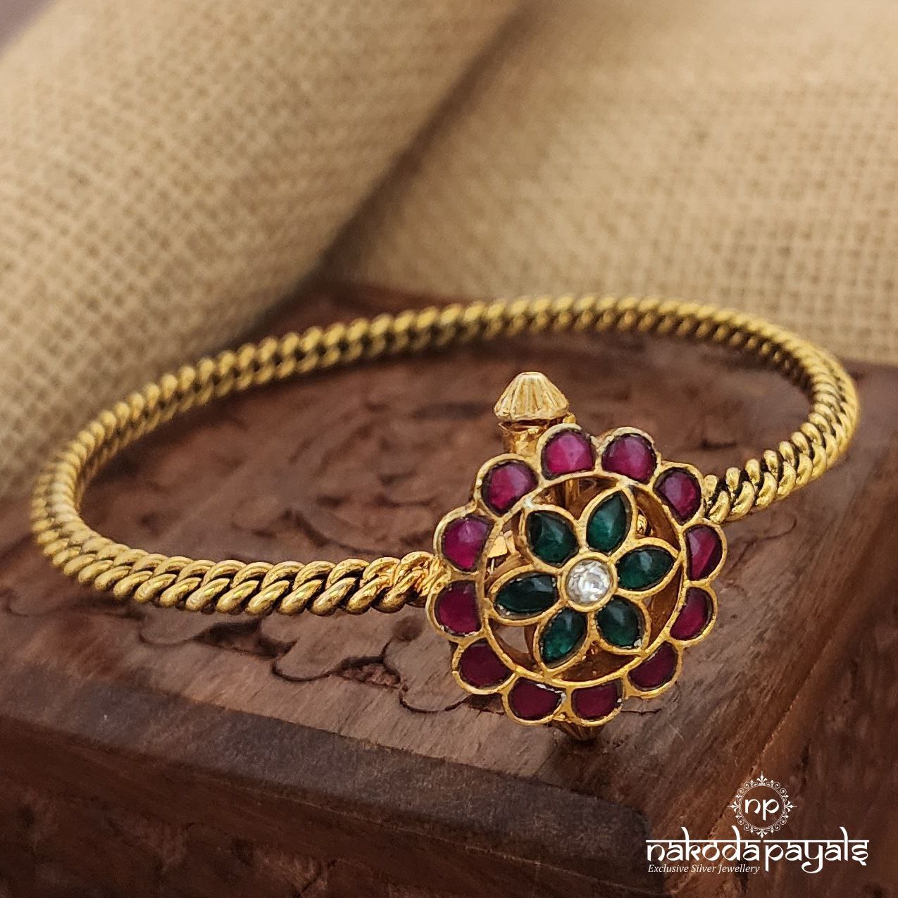 Bold Floral Motif Screw Rope Kada (Gk2668)