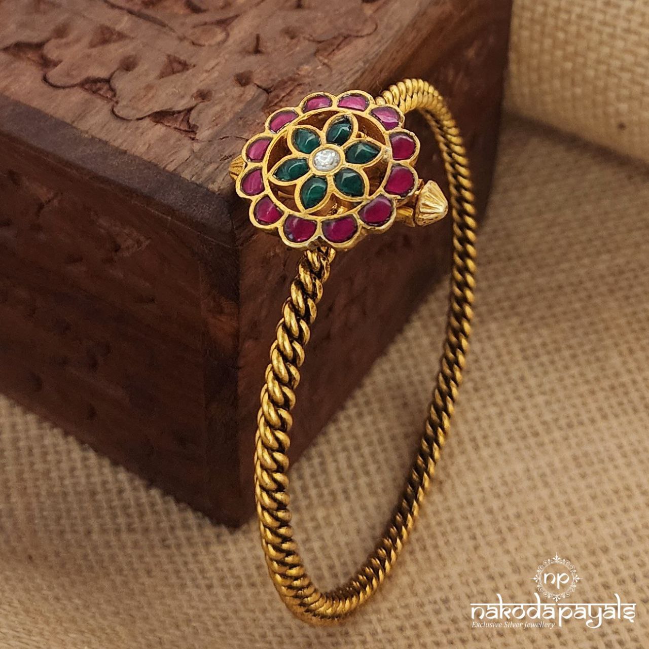 Bold Floral Motif Screw Rope Kada (Gk2668)