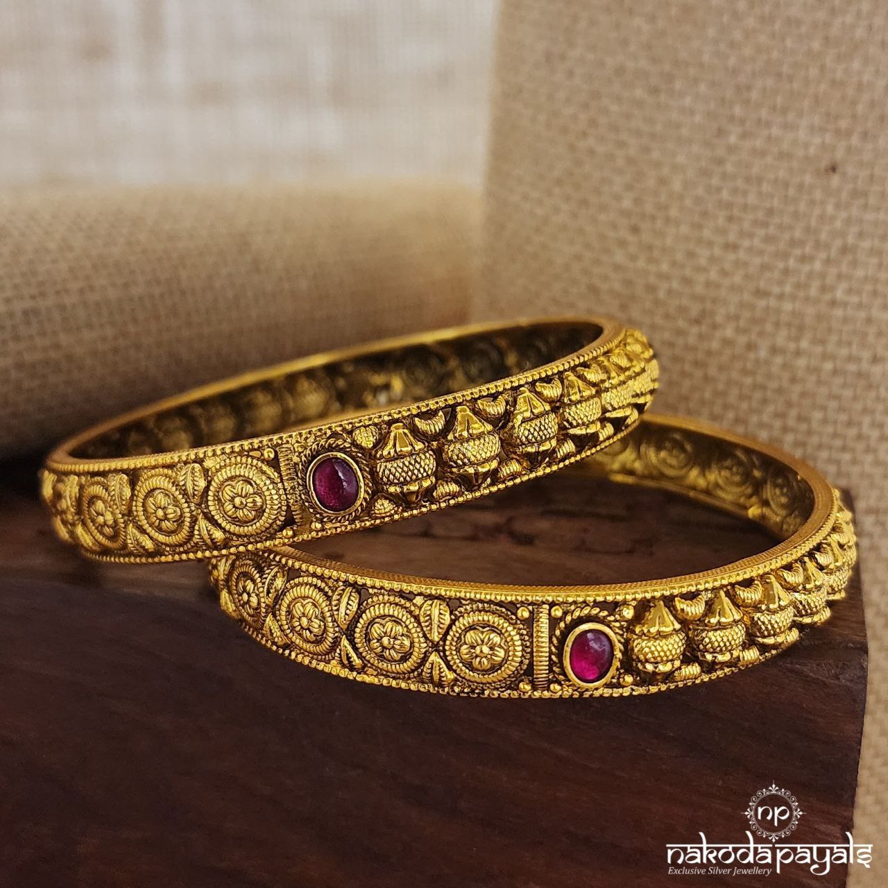 Red &Green Carved Bangle Pair (Gk2706)