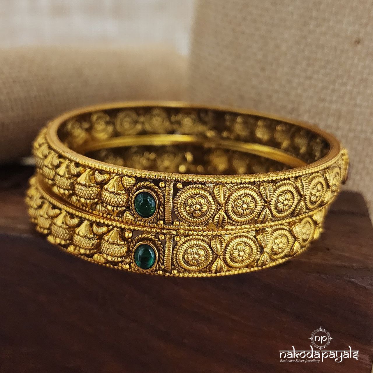 Red &Green Carved Bangle Pair (Gk2706)
