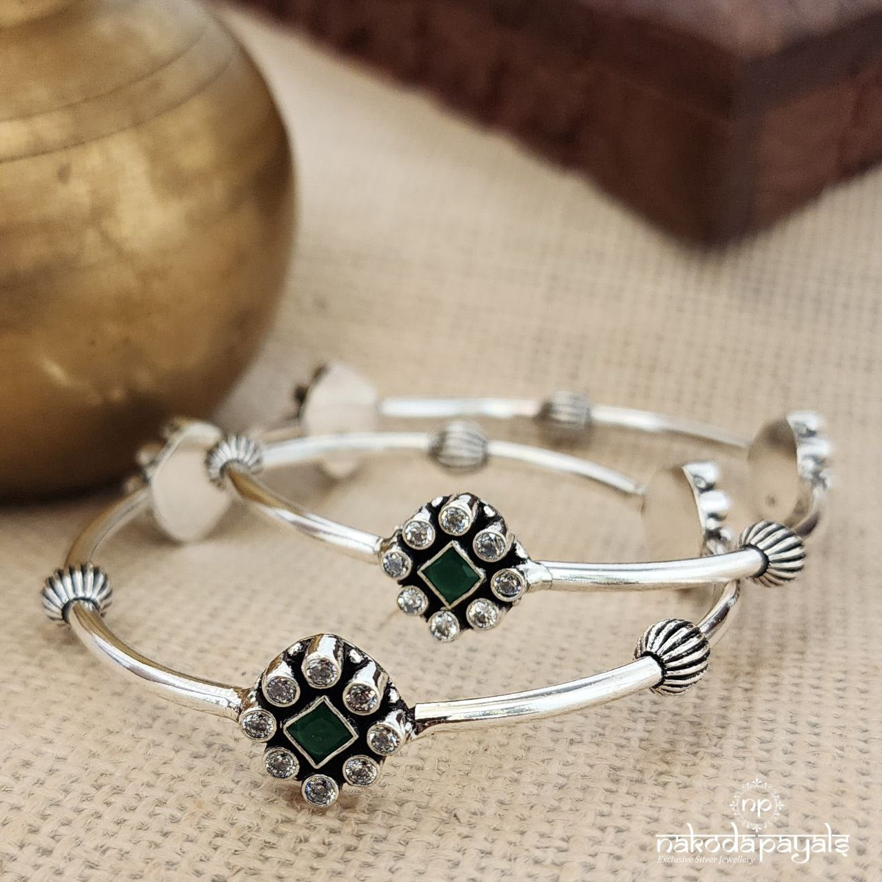 Green Cubic Cutstone Banhle Pair (K5566)