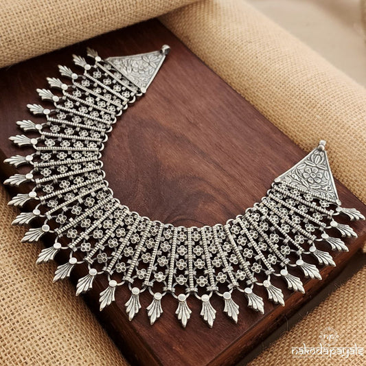 Graceful Flower Stamped Neckpiece (N10810)