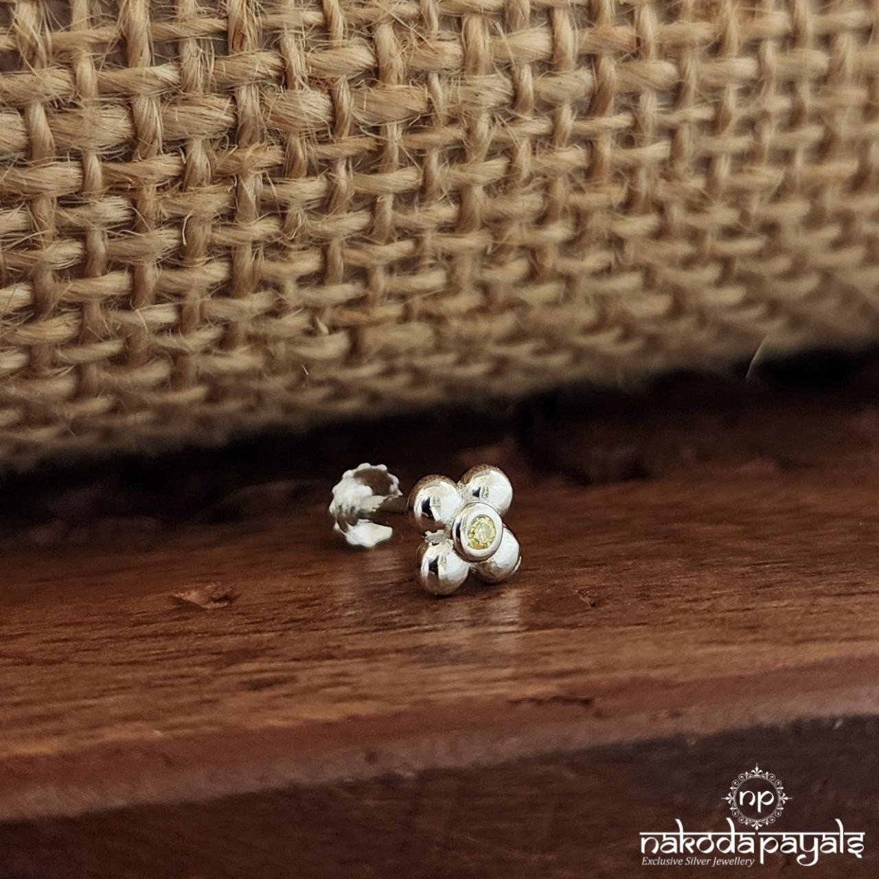 White Dot Flower Nosepin (Np761)