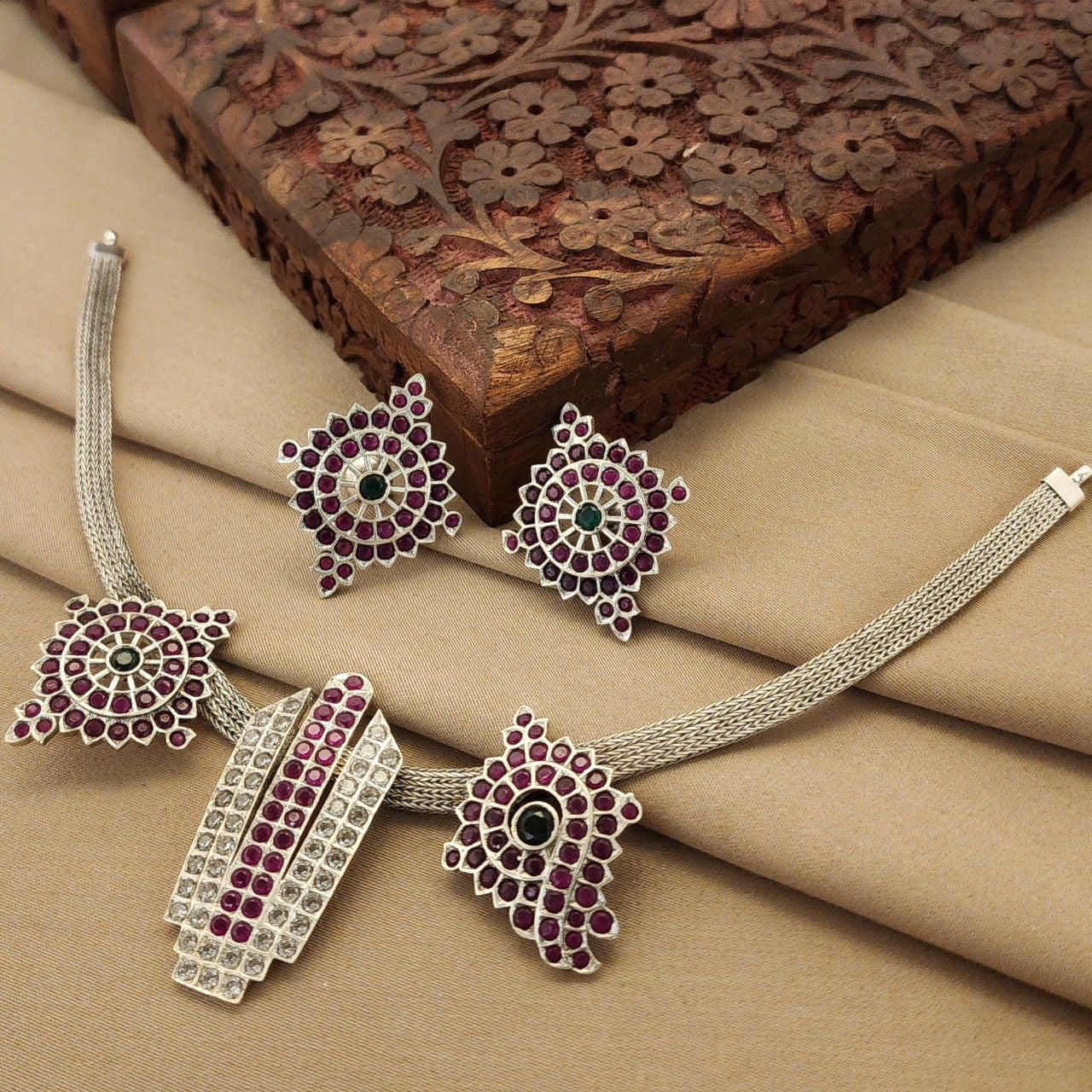 Unique Choker With Earrings (N9762)