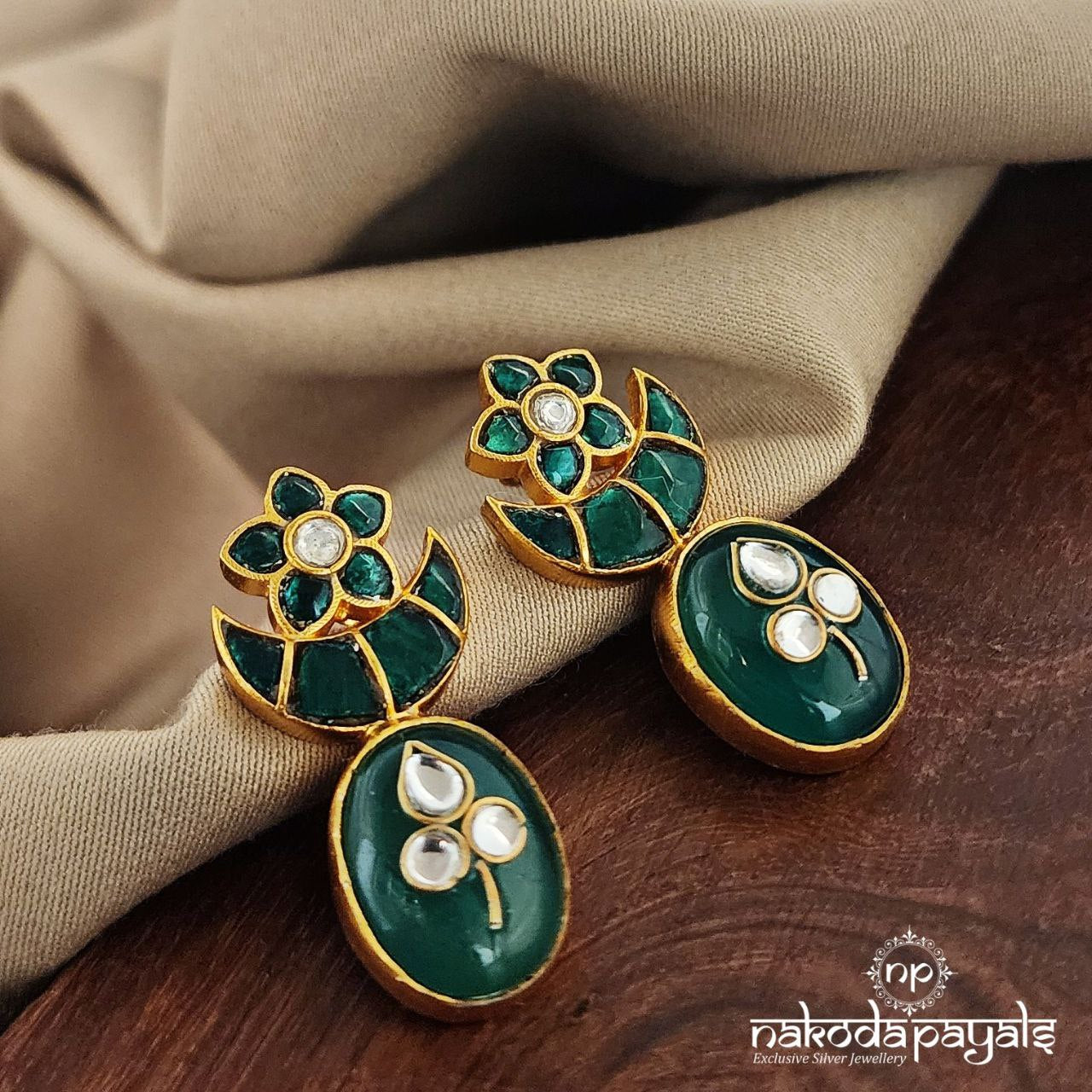 Green Kundan Half Moon Studs (Ge7966)