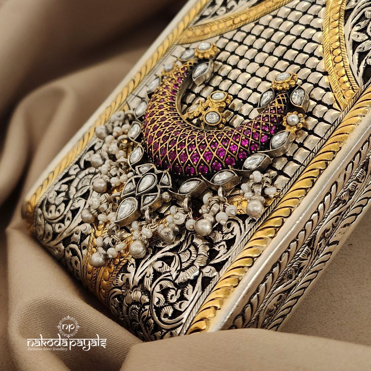 Graceful Half Moon Pearl Purse (Esa156)