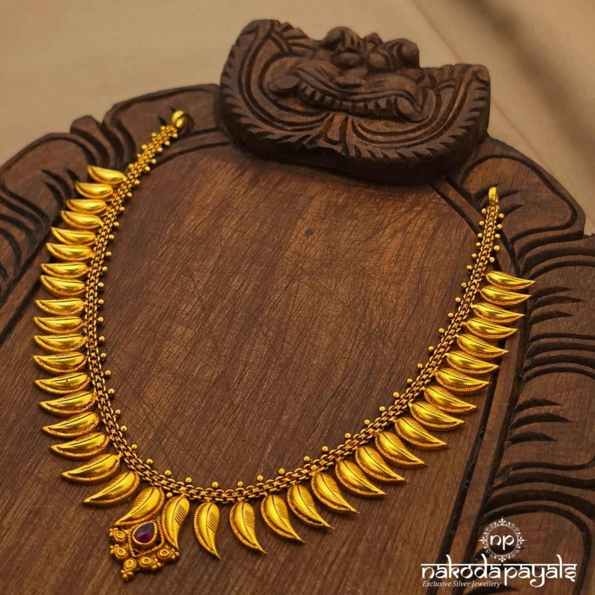 Red Leafy Neckpiece (Gn11000)