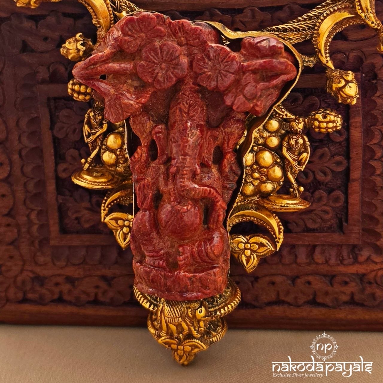 Coral Lord Ganesha Neckpiece With Earrings (Gn10463)