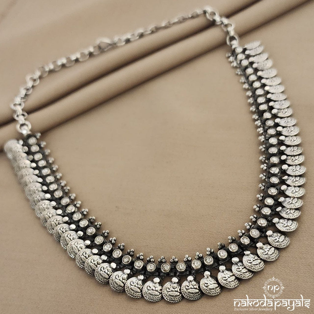 Ovwelapping Coin White Neckpiece (N8334)