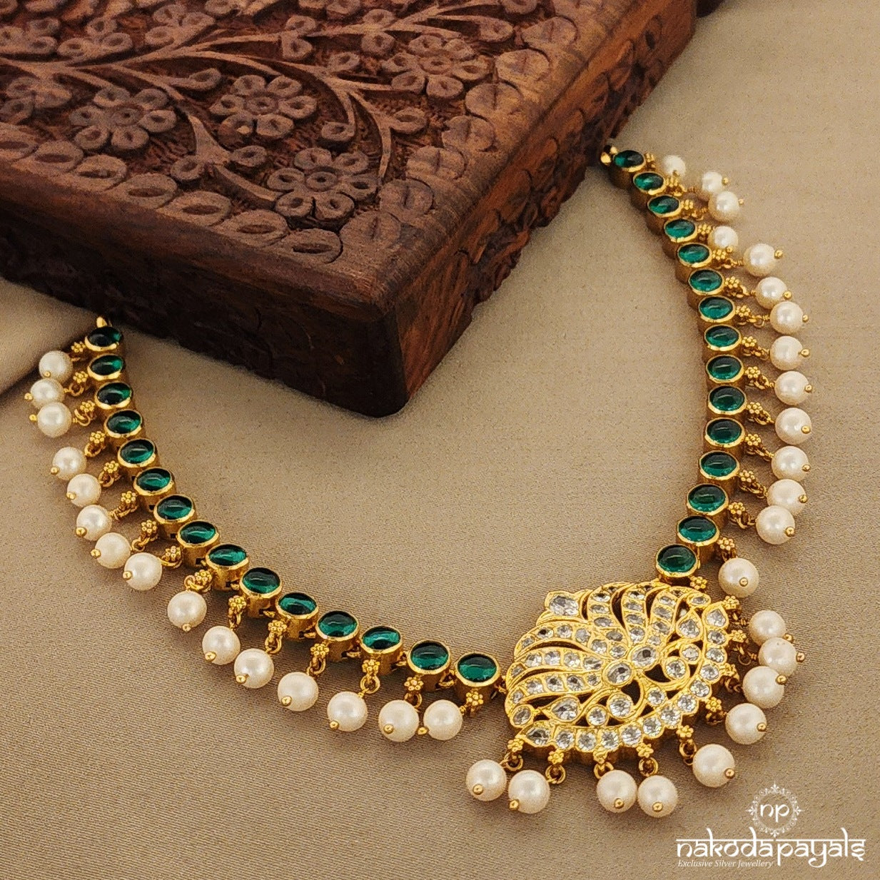 Elegant Green & Pearl Necklace (Gn7216)