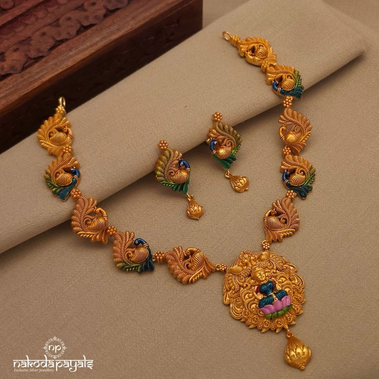 Endearing Lakshmi Neckpiece With Earrings (Gn10301)