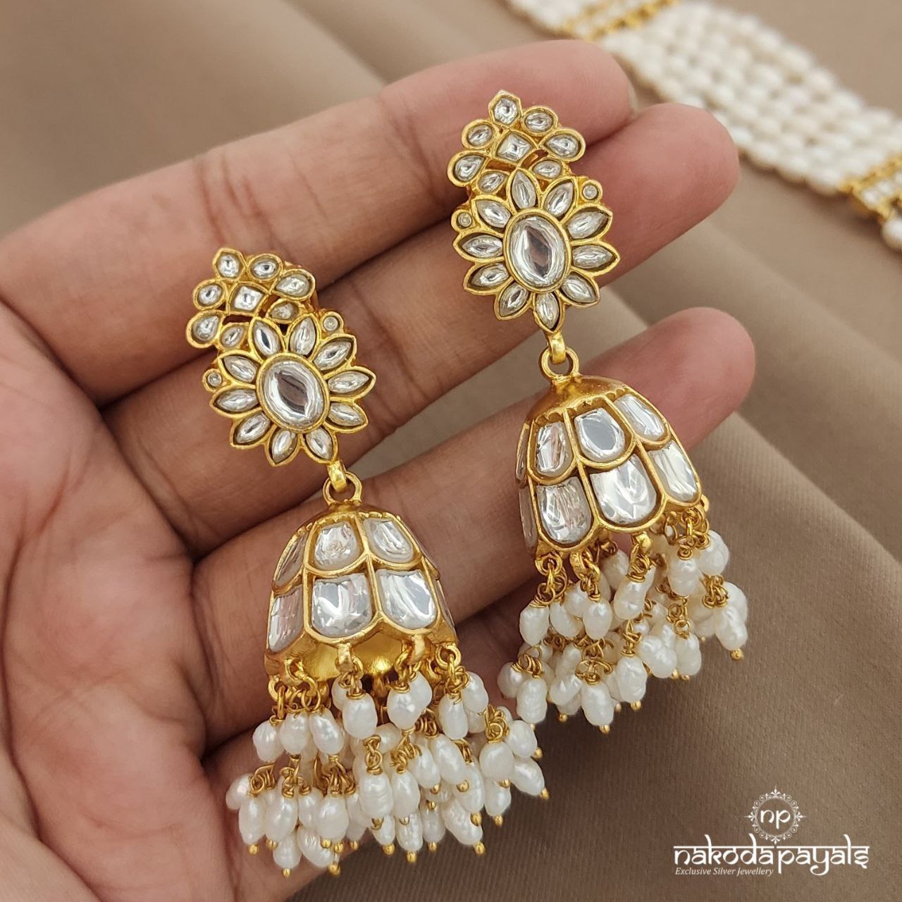 Pearled White Neckpiece With Earrings (Gn9109)