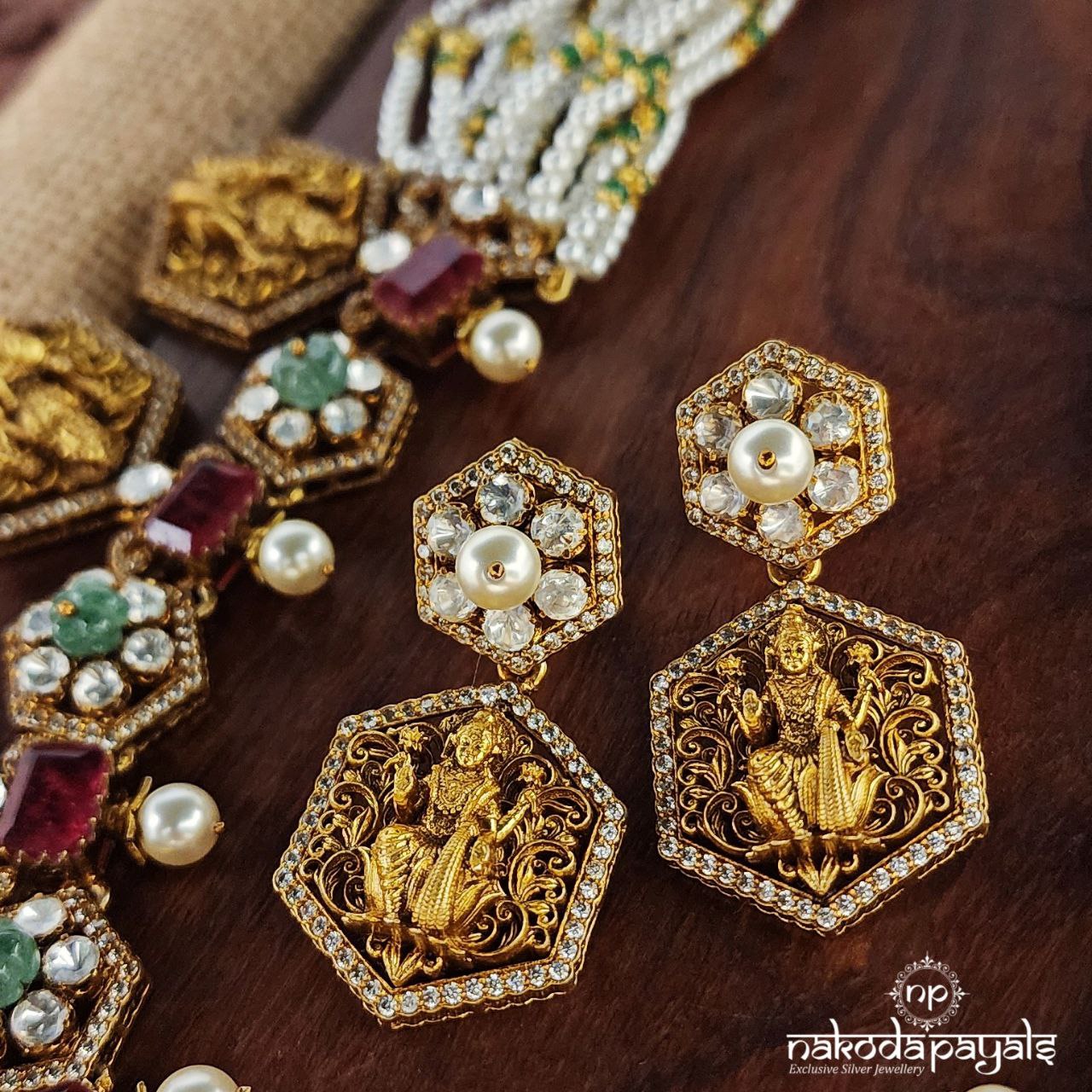 Lakshmi Blessing Neckpiece With Earrings (Gn8587)