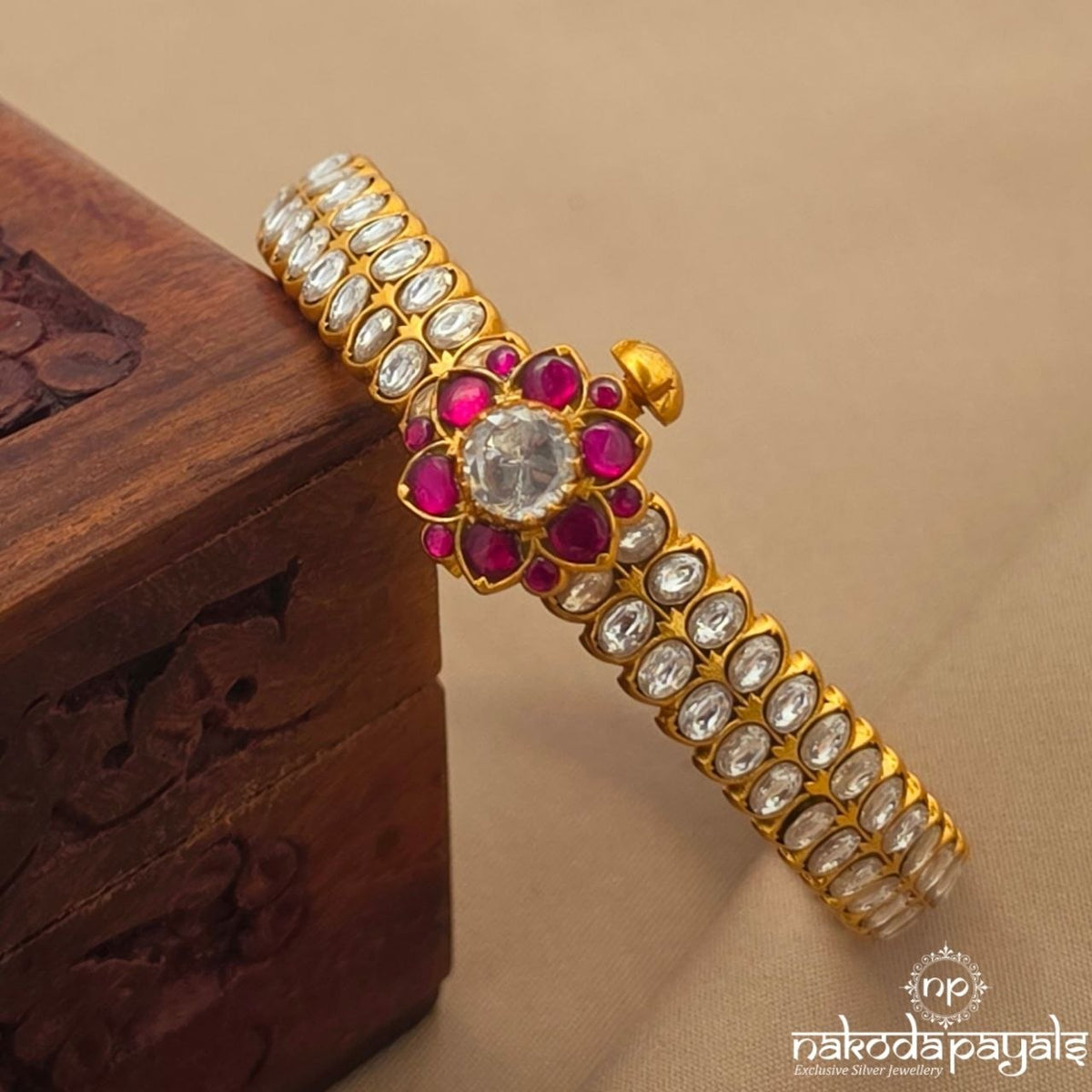 White Floral Kundan Screw Kada (Gk3388)