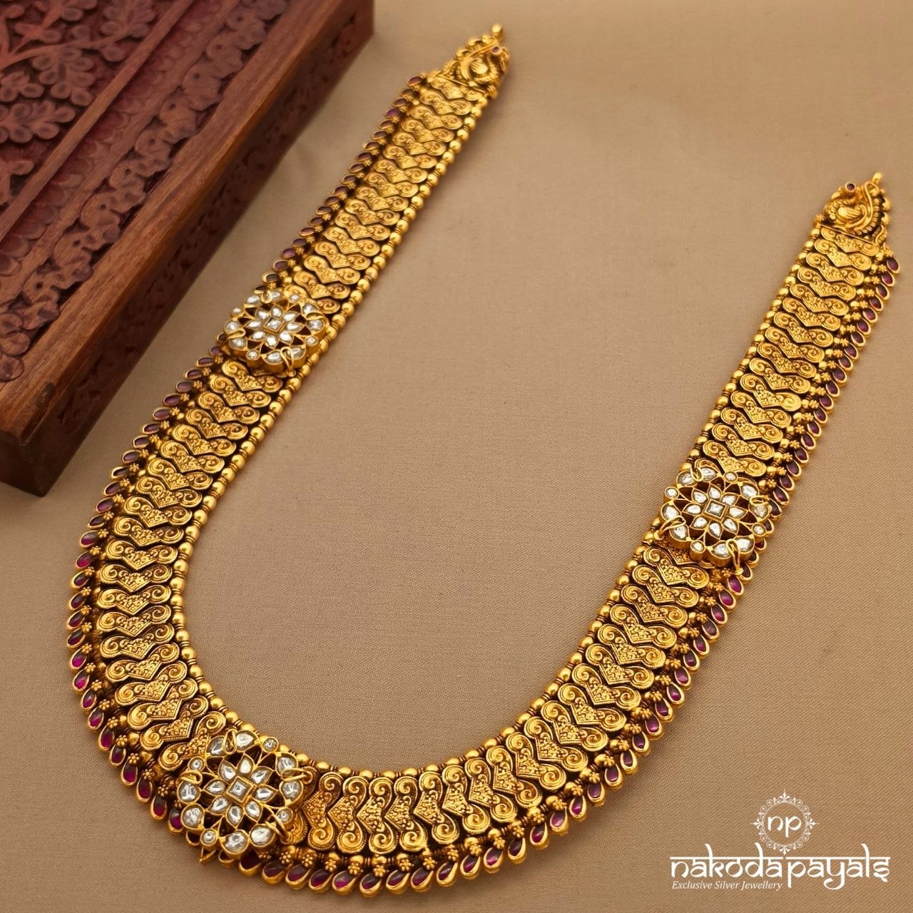 Elegant White Floral Pink Drop Neckpiece (Gn10660)
