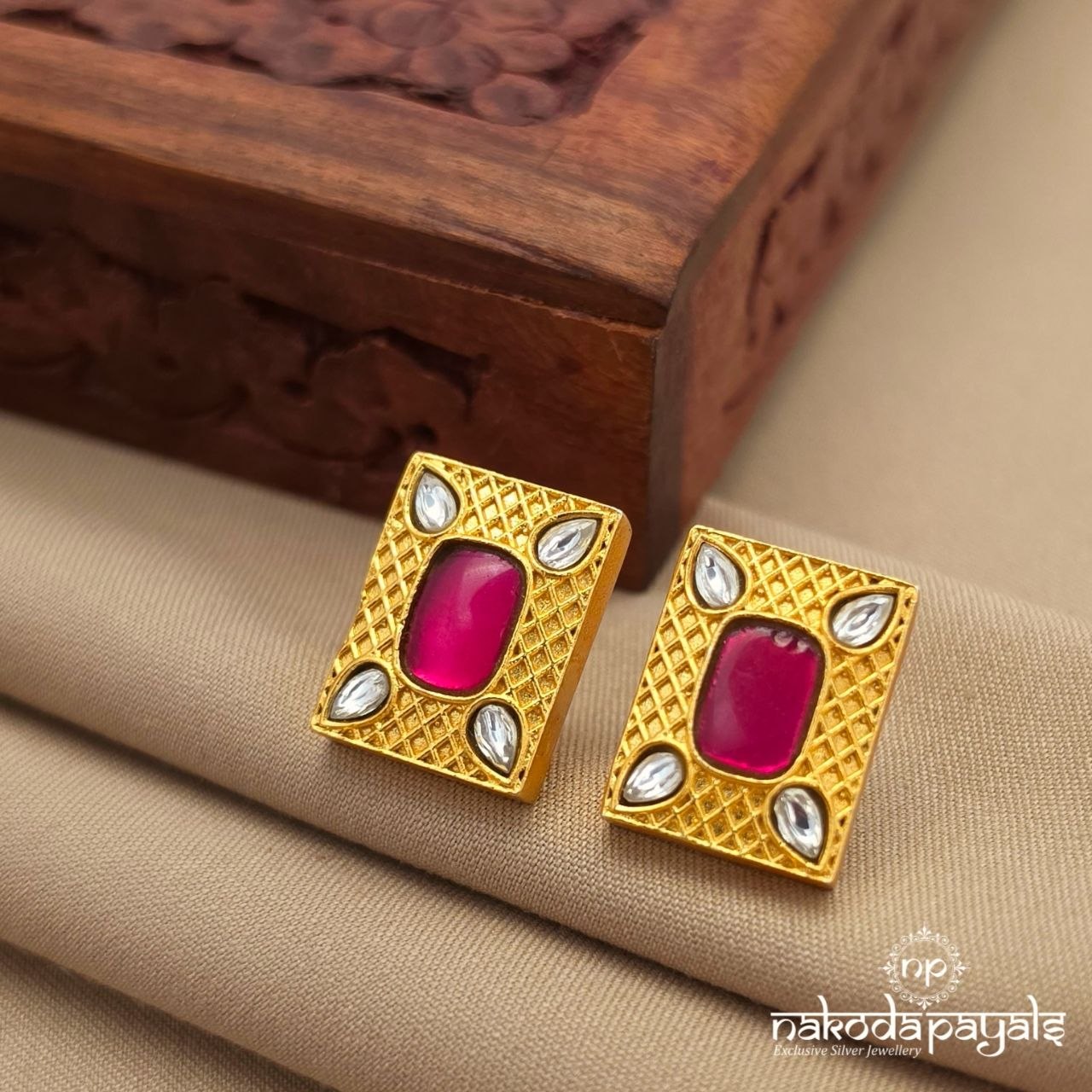 Squarish Red Studs (Ge10904)