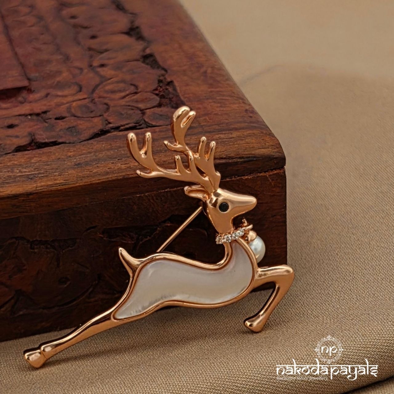 Exquisite Pearl Deer Brooch (St4066)