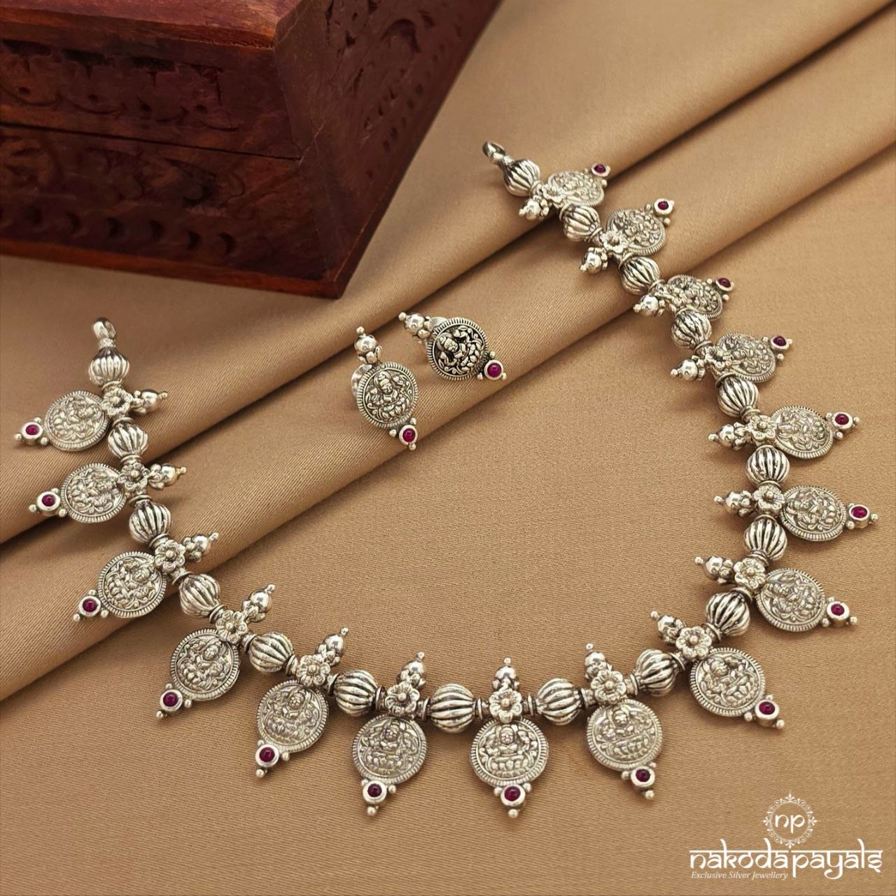 Lakshmi Neckpiece With Earrings (N11712)