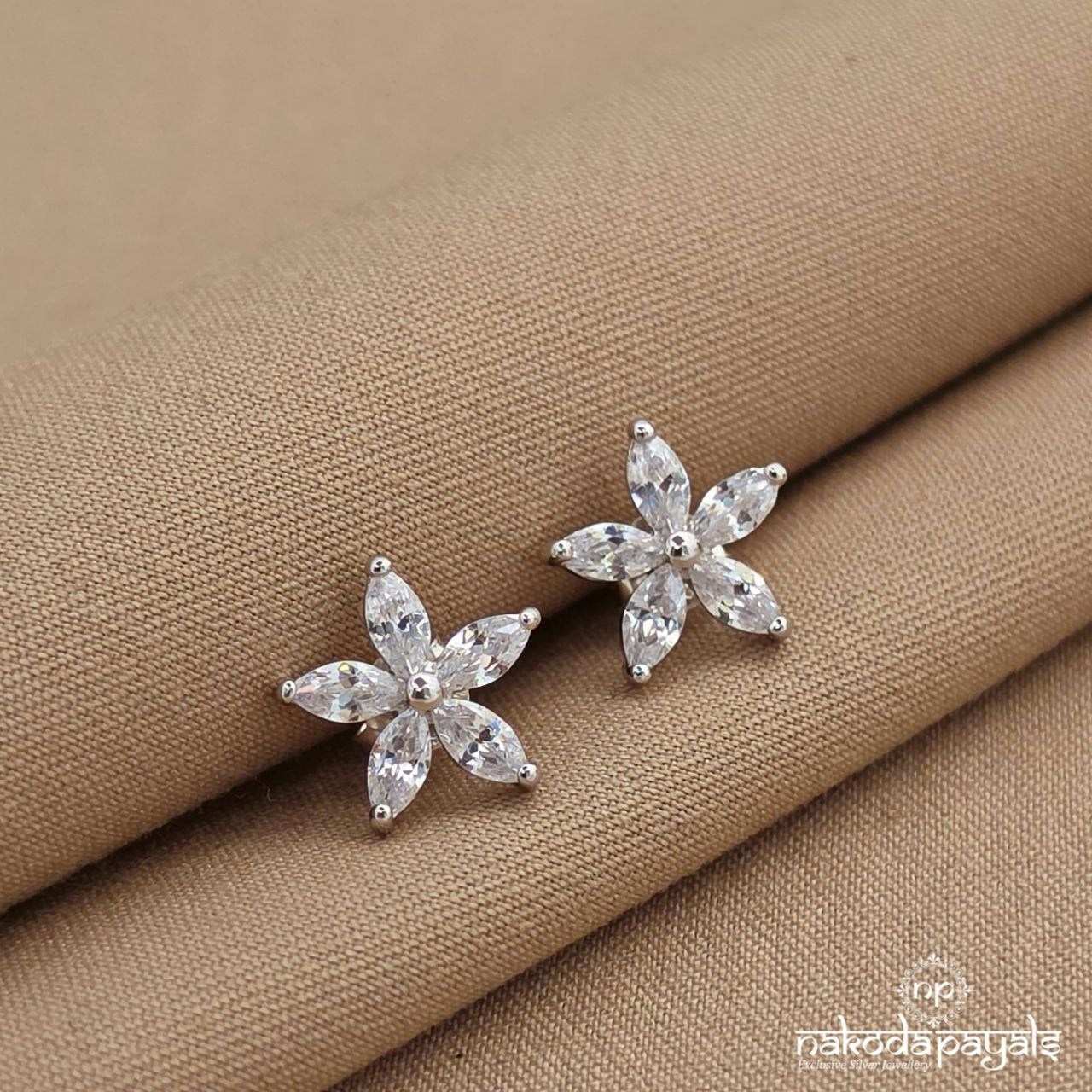 Exclusive White Floral Earrings (St4078)