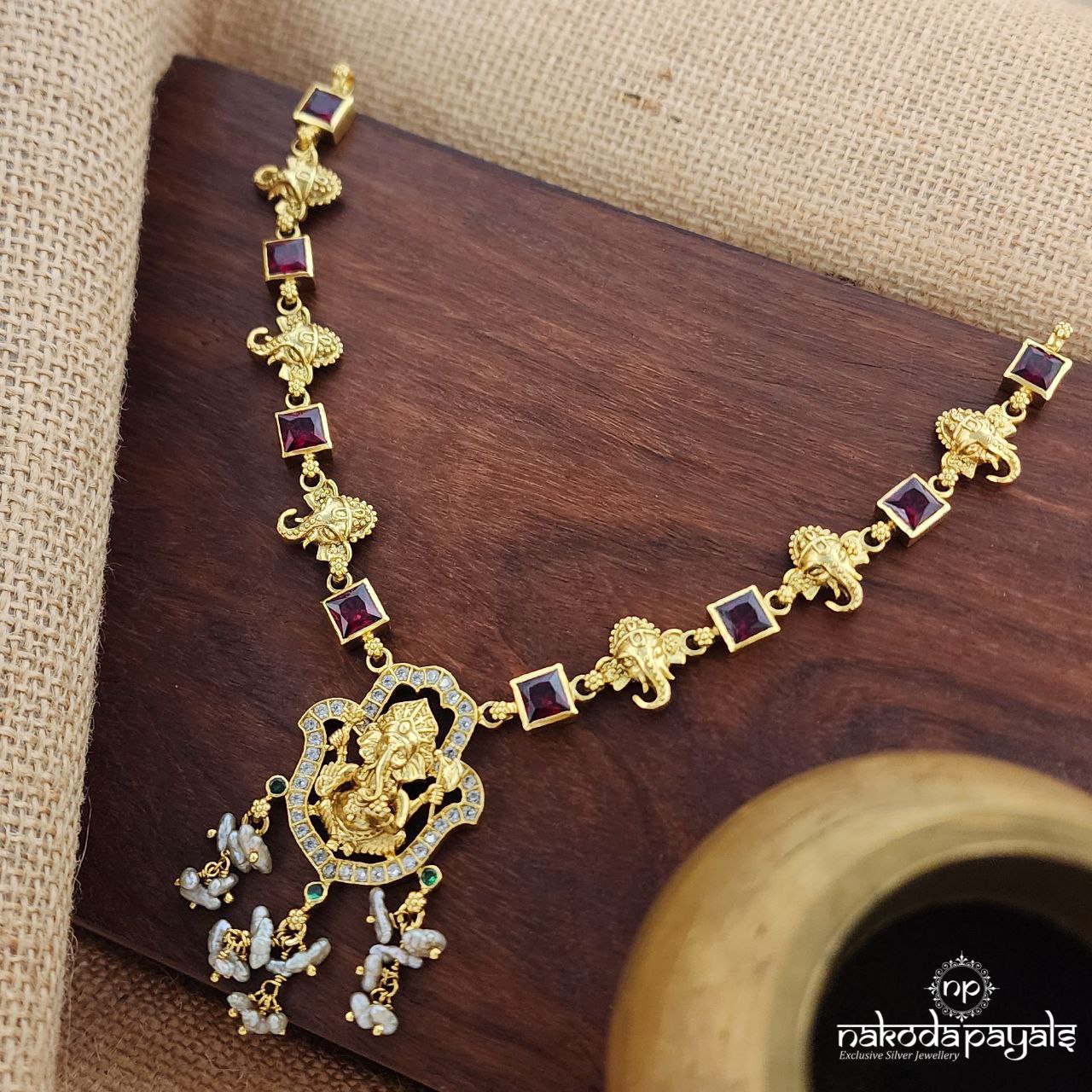 Ganapati Squarish Red Neckpiece (Gn8831)