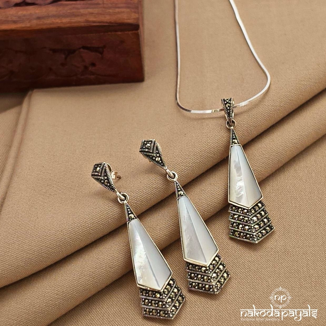 Oxidised Mope White Pendant Set (St3989)