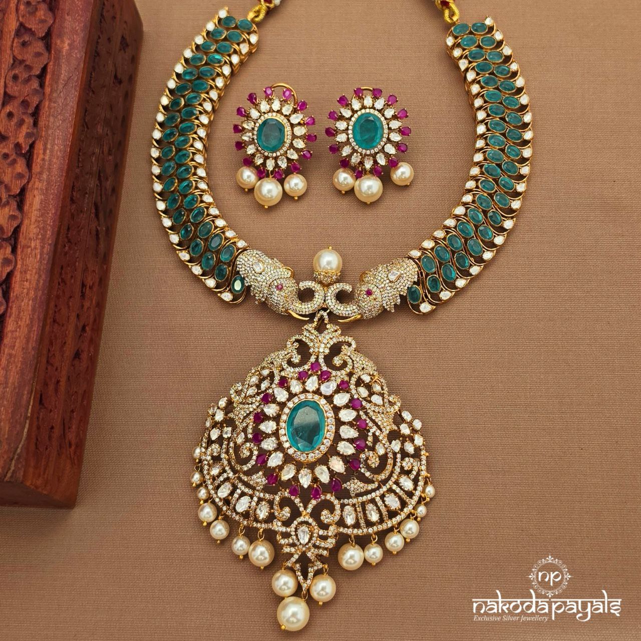 Grand Emerald Green Neckpiece With Earrings (Gn10046)
