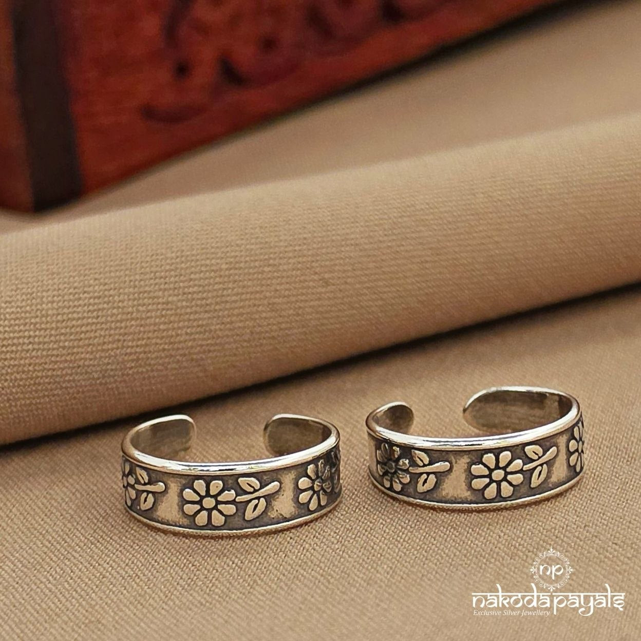 Floral Exemplary Toerings (T4834)