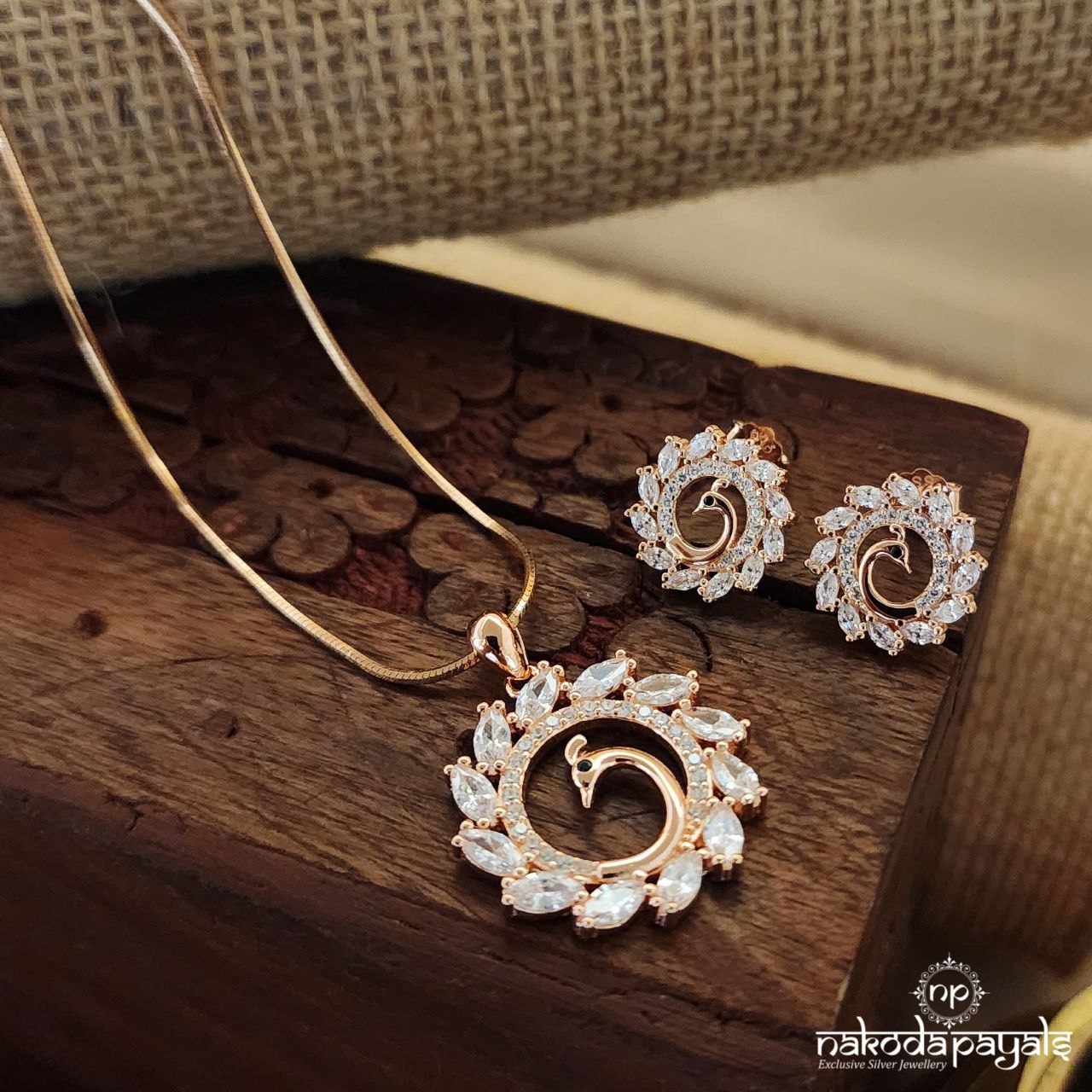 White Peacock Neckpiece With Earrings (St3298a)