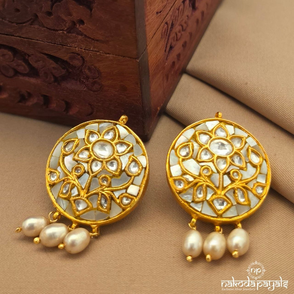 Endearing MOP Studs (Ge11450)