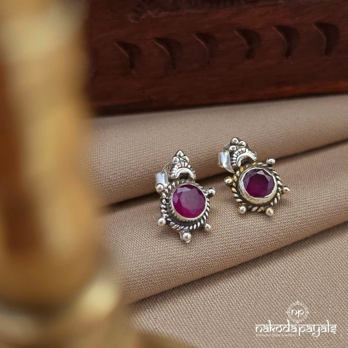 Oxidised Red Studs (S4091)
