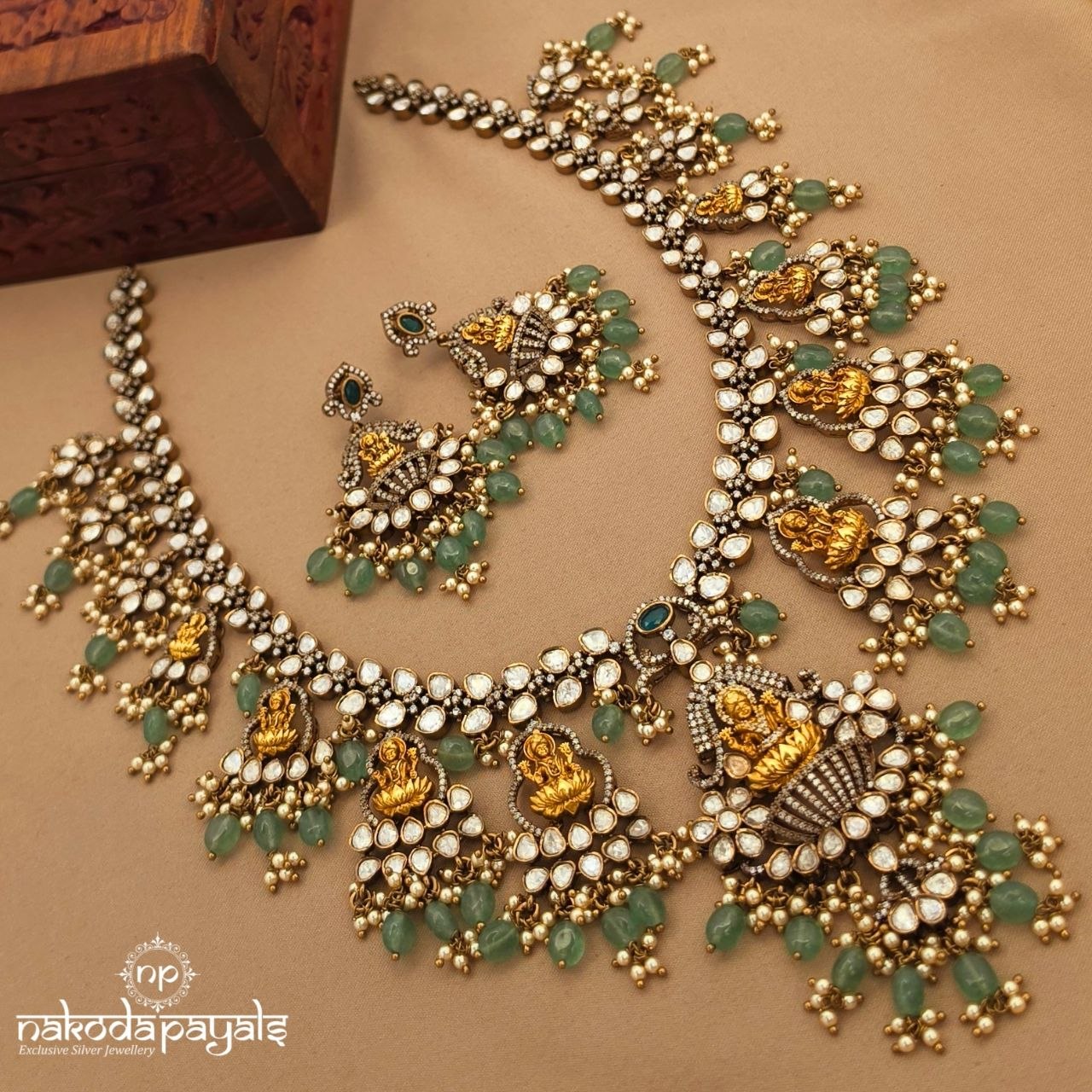Lakshmi Floral Neckpiece With Earrings (Gn10720)