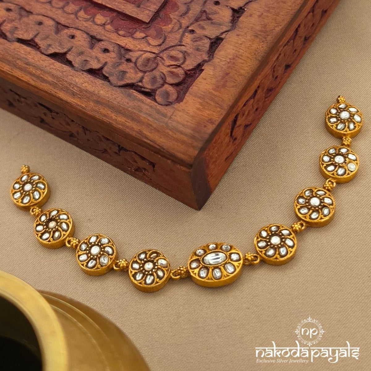 White Floral Kundan Choker (Gn10837)