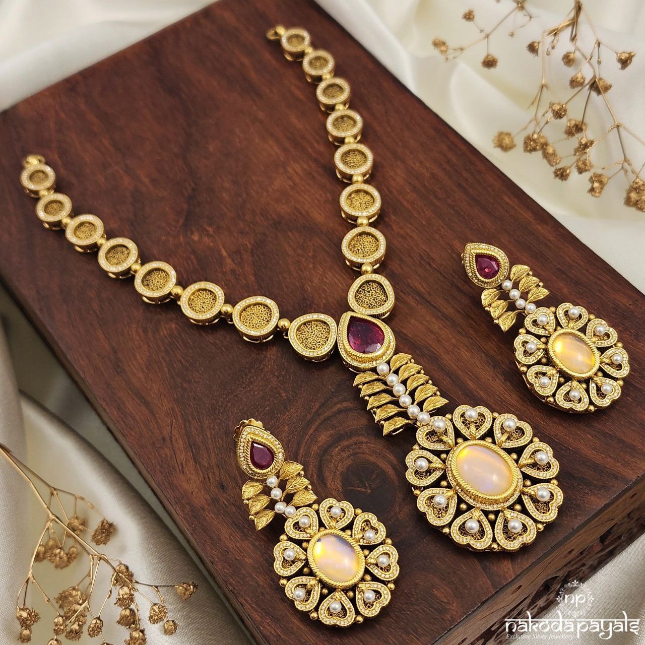Sweetheart Pearled Neckpiece With Earrings (Gn8632)