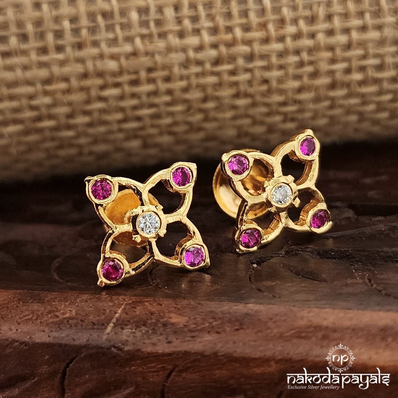 White Dot Mini Studs (Ge8981)