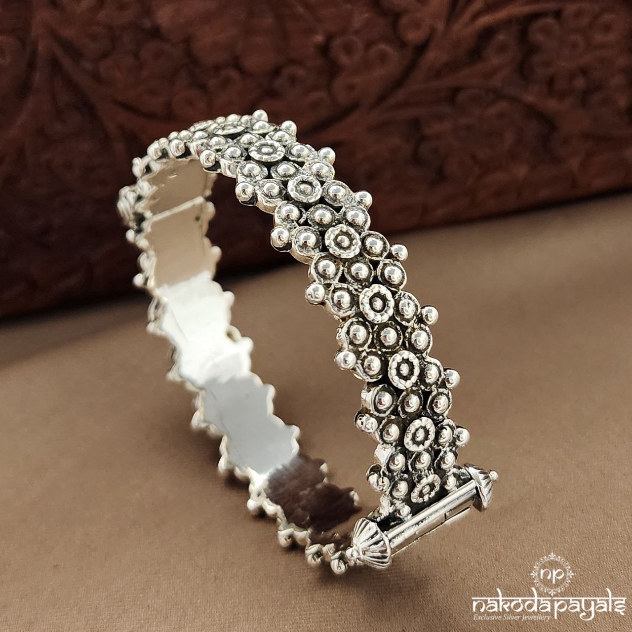 Amazing Oxidised screw Kada (K6184)