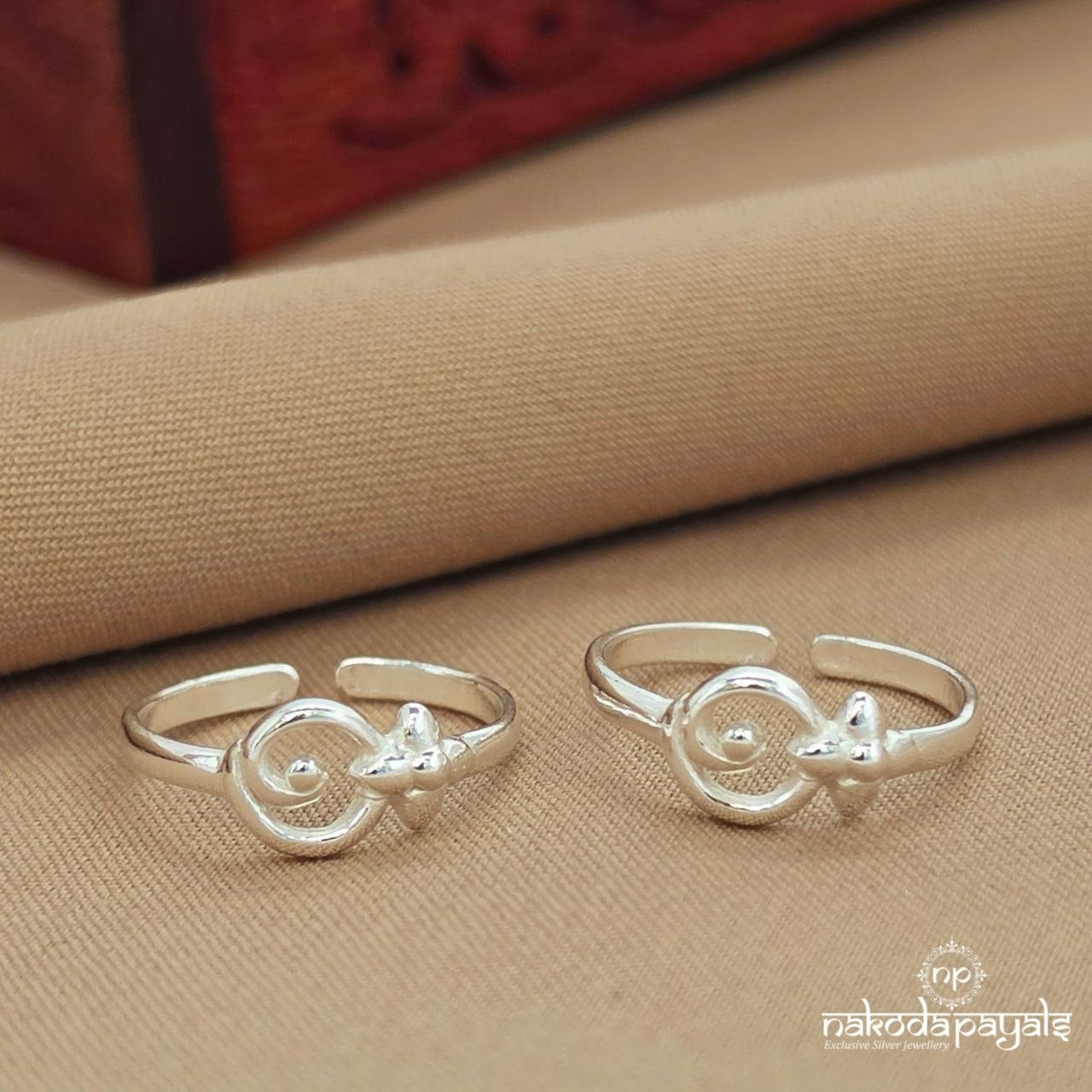 Exclusive Swirl Catch Toerings (T4837)