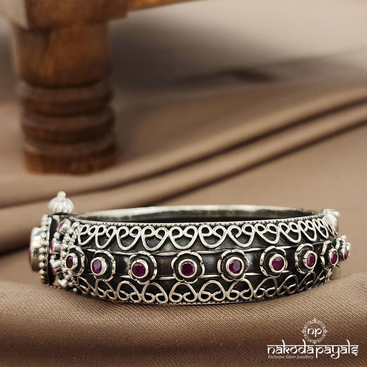 Red Circular Screw Kada (K6199)