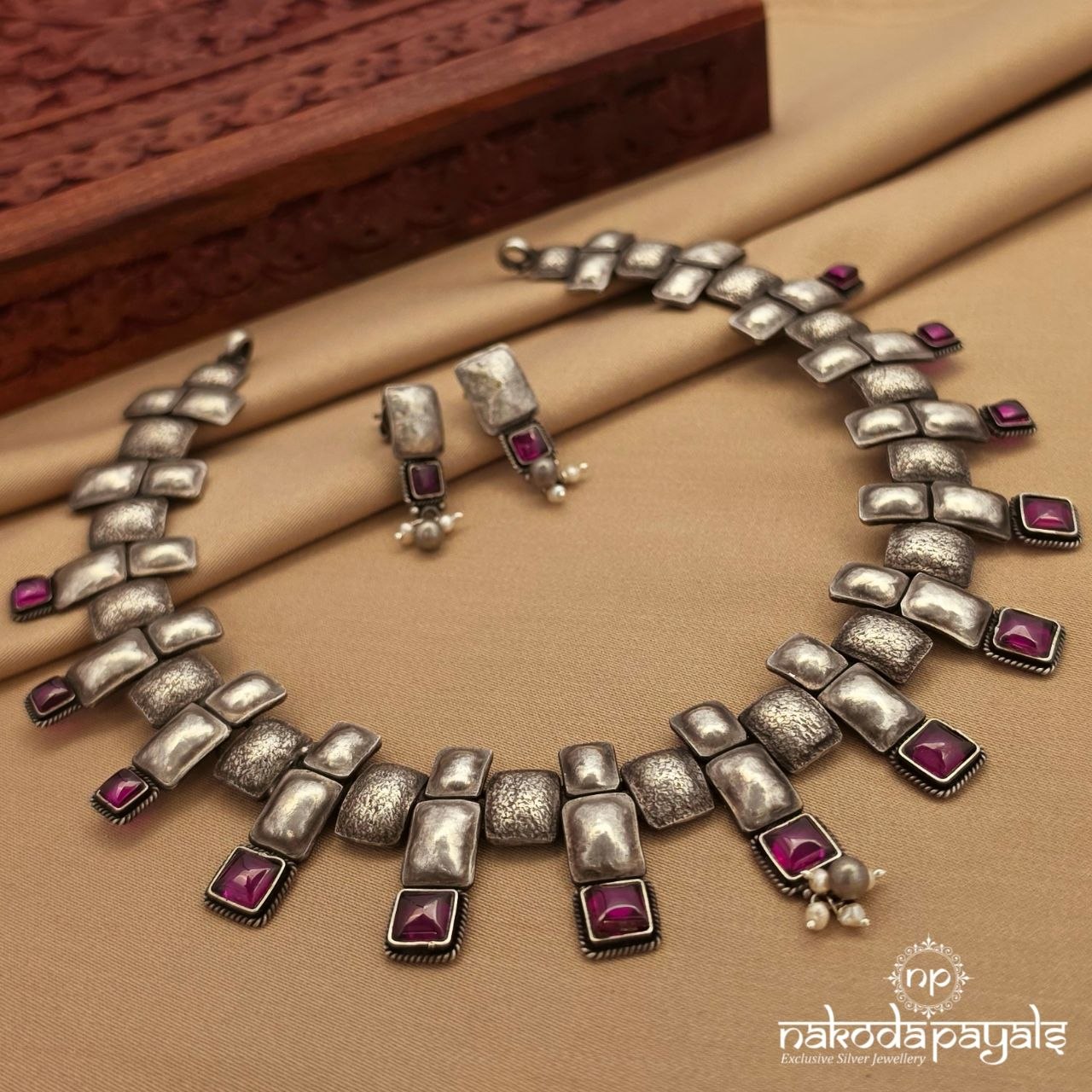 Red Squarish Neckpiece With Earrings (N11726)