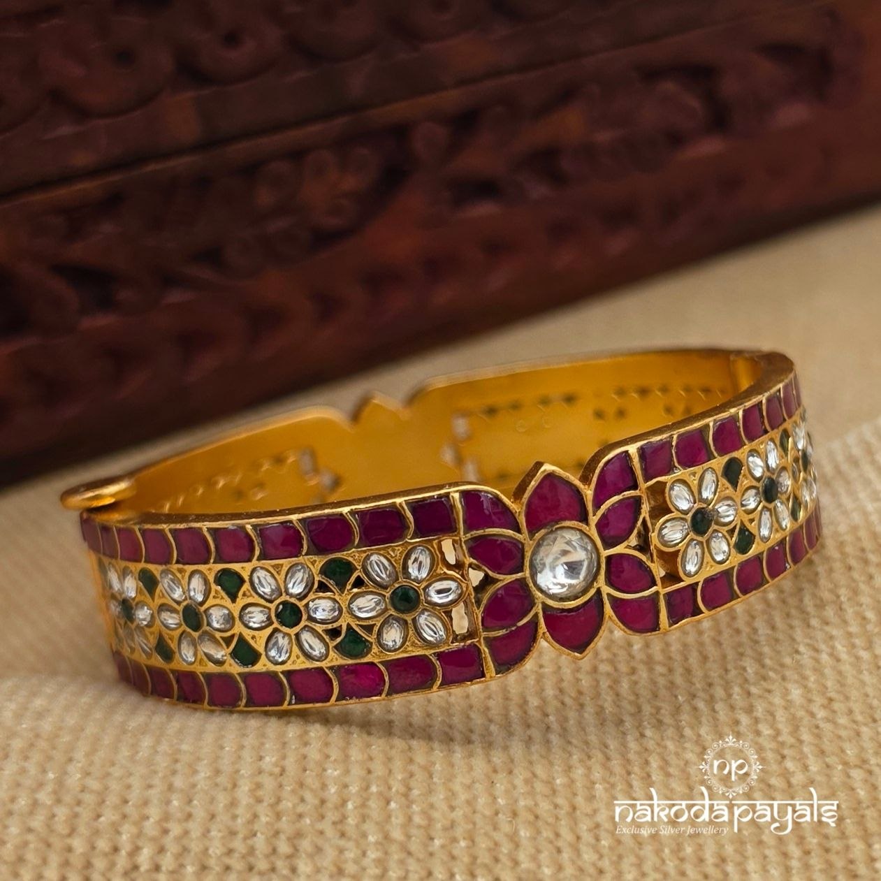Pretty Floral Kundan Openable Screw Kada (Gk3355)