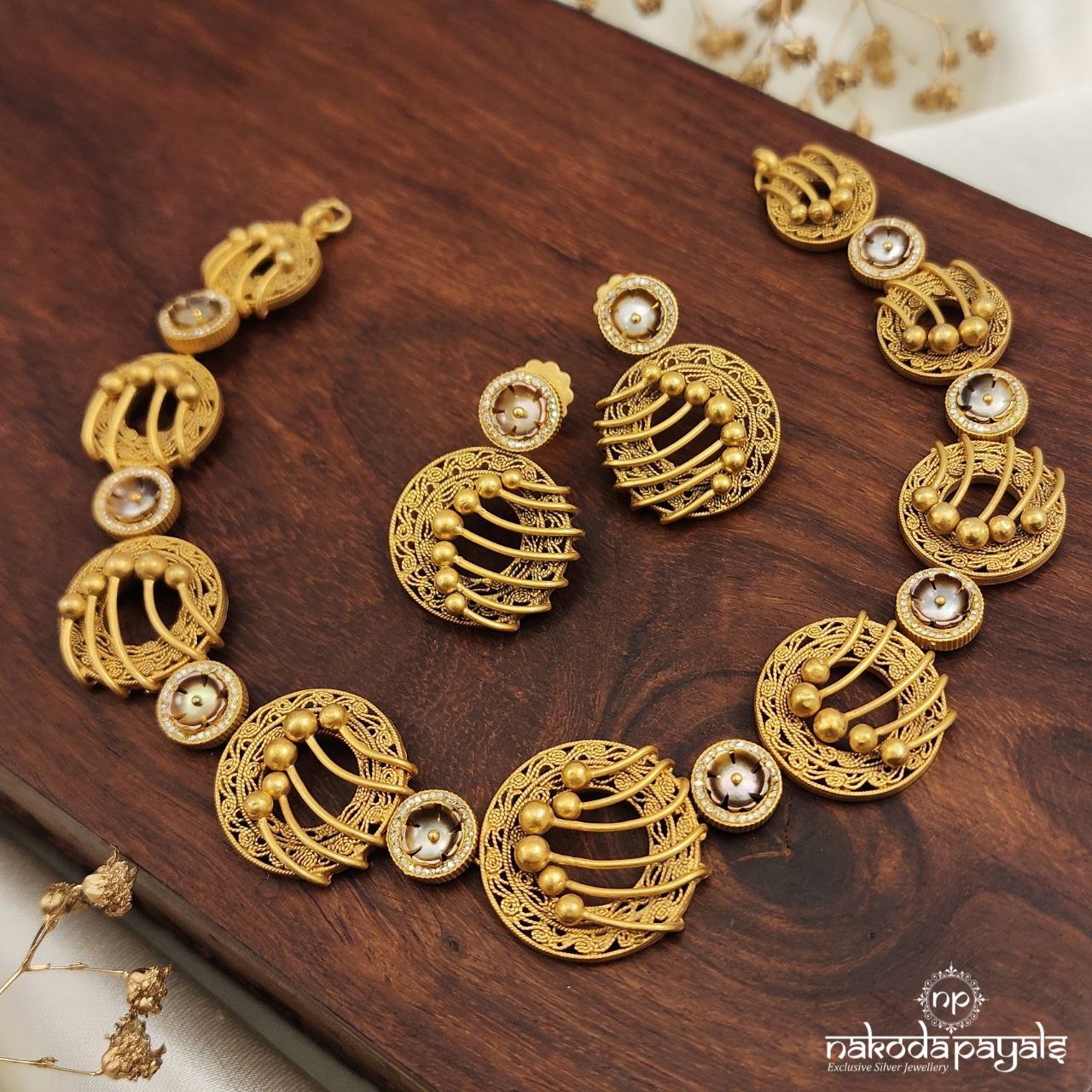 Circular Neckpiece with Earrings (Gn8673)