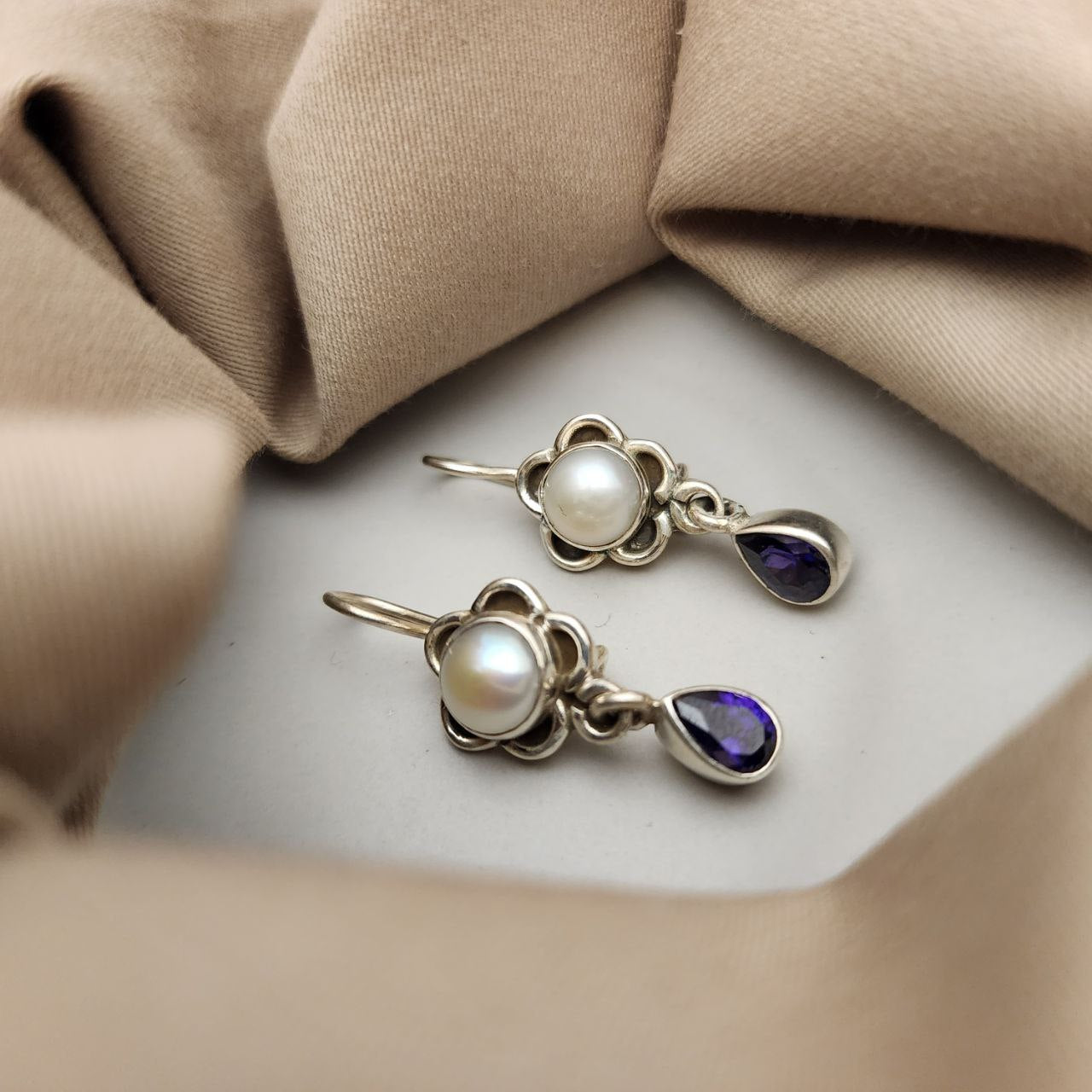 Pretty Hanging (H2040)